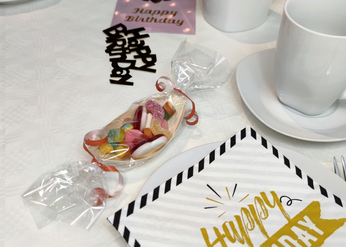 Die schicken Gastgeschenke für ihre nächste Kindergeburtstagsfeier. Die Liebevoll verpackten Holzschiffchen sind mit jeweils 50g Süßwaren gefüllt und als Kinder-Mix oder Pick & Mix Variante erhältlich. Die schicken Gastgeschenke für ihre nächste Kindergeburtstagsfeier. Die Liebevoll verpackten Holzschiffchen sind mit jeweils 50g Süßwaren gefüllt und als Kinder-Mix oder Pick & Mix Variante erhältlich.
